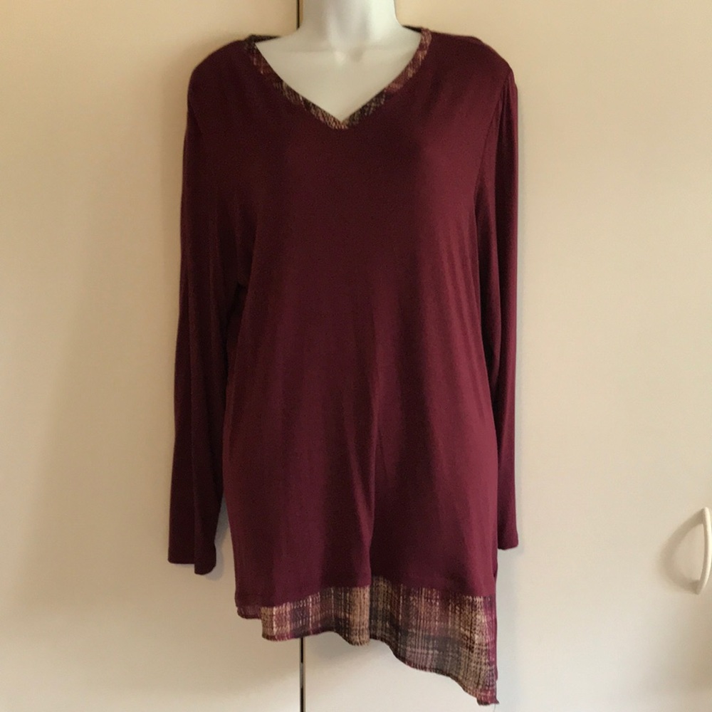 NWT- tunic. Faux layered look @ bottom & neck XL